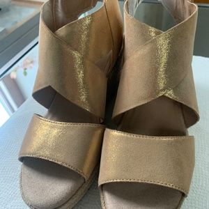 SOUL BY NATURALIZER GOLD ESPADRILLE WEDGES SIZE‎ 8